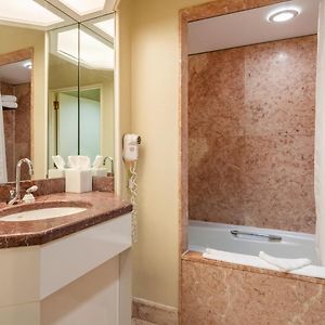 Deluxe One-Bedroom Suite
