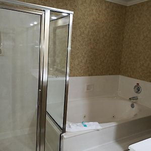 Deluxe Suite Spa Bath