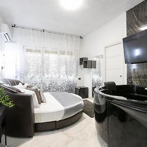 Honeymoon Suite