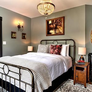 Deluxe Queen Suite