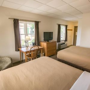 Queen Room Two Queen Beds Lower Level No Steps
