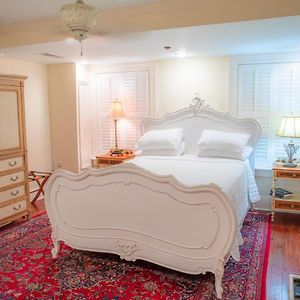 One-Bedroom Queen Suite