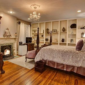 Deluxe Queen Suite