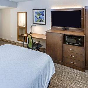 Queen Room Two Queen Beds Hearing Accessible or Non-Smoking
