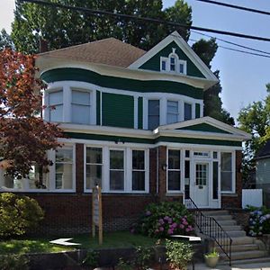5 Star Victorian Mansion-Downtown No Locals