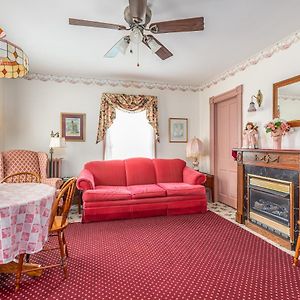 Deluxe One-Bedroom Apartment