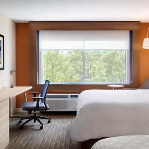 King Room Hearing Accessible Roll Shower Non-Smoking