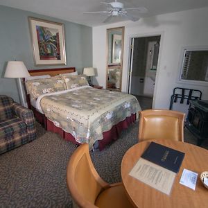 Deluxe Queen Suite