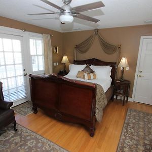 Queen Room Balcony Virginia
