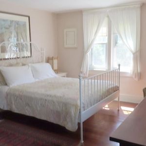 Queen Room Garden View