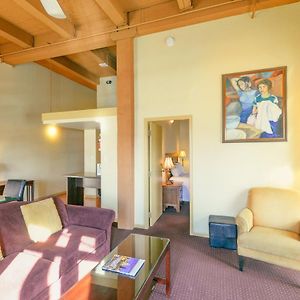 One-Bedroom King Suite