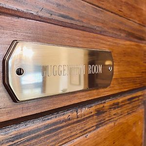 Deluxe Queen Suite