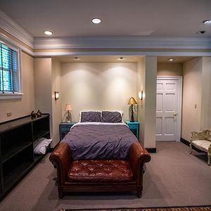 Deluxe Queen Studio