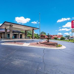 Econo Lodge Inn & Suites University