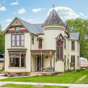 Moulin Rouge House Bed And Breakfast