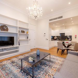 Deluxe One-Bedroom Apartment