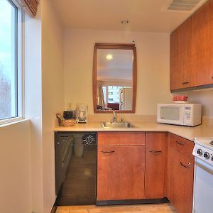 Deluxe Queen Suite