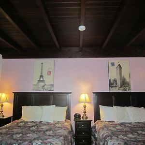 Deluxe Queen Suite