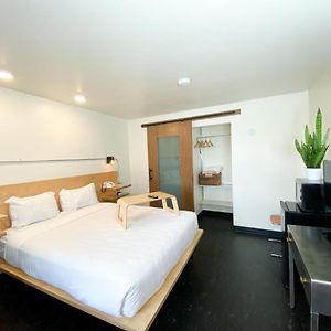 Standard Room Queen Bed Non-Pet Friendly