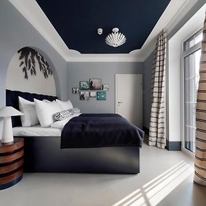 Medium King Room