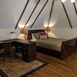 Deluxe Queen Studio