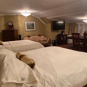 Deluxe Queen Suite
