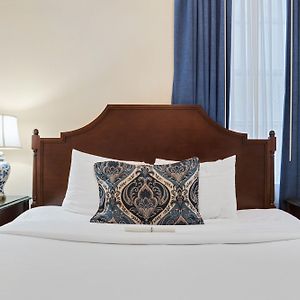 Petite Queen Room