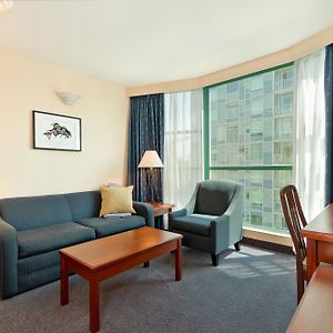Deluxe Queen Suite