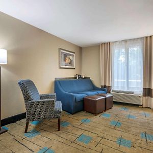 Queen Suite Two Queen Beds Accessible Tub Accessible or Non-Smoking