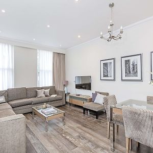 Deluxe Three-Bedroom Apartment