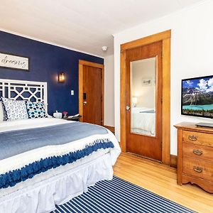 Deluxe Queen Suite