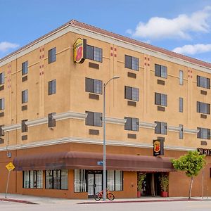 Super 8 By Wyndham Hollywood/La Area