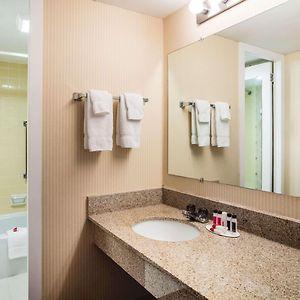 King Room Bath Tub Mobility Accessible or Non-Smoking