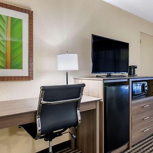 Queen Room Bath Tub View Mobility Accessible or Non-Smoking