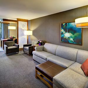 One-Bedroom King Suite Sofa Bed Roll Shower Disability Access