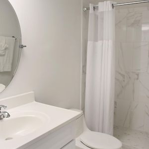 Deluxe Oceanview Suite 1 Bedroom & 15 Bath Kitchen