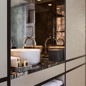 One-Bedroom Upper Floors King Suite