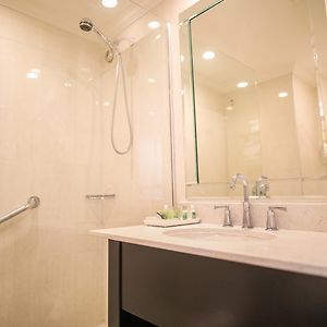 Deluxe One-Bedroom King Suite