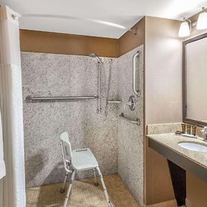 King Room Bath Tub Mobility Accessible or Non-Smoking