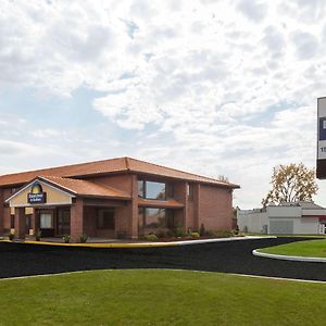 Days Inn By Wyndham Utica