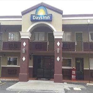 Days Inn By Wyndham Hot Springs