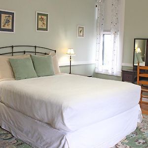 Queen Room Garden View