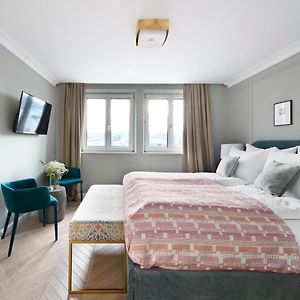 Medium King Room