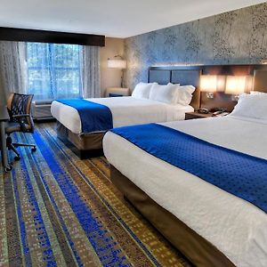 Standard Queen Room Two Queen Beds Mobility Accessible Tub