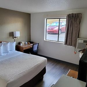 Queen Room Bath Tub Mobility Accessible or Non-Smoking