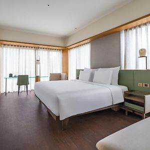 Deluxe Corner King Room