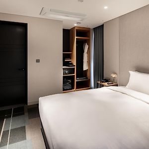 Standard Corner Single Room