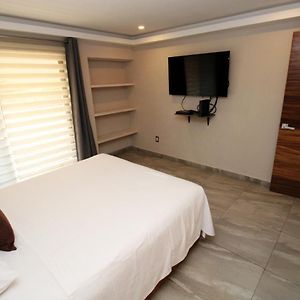 Deluxe Studio