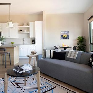 Designer Furnished 1 Bedroom King Apt Old Town