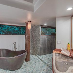 Deluxe Suite Spa Bath